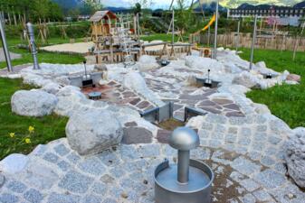 Generationenpark mit Wasserspielplatz für Kinder von Karl Sailer