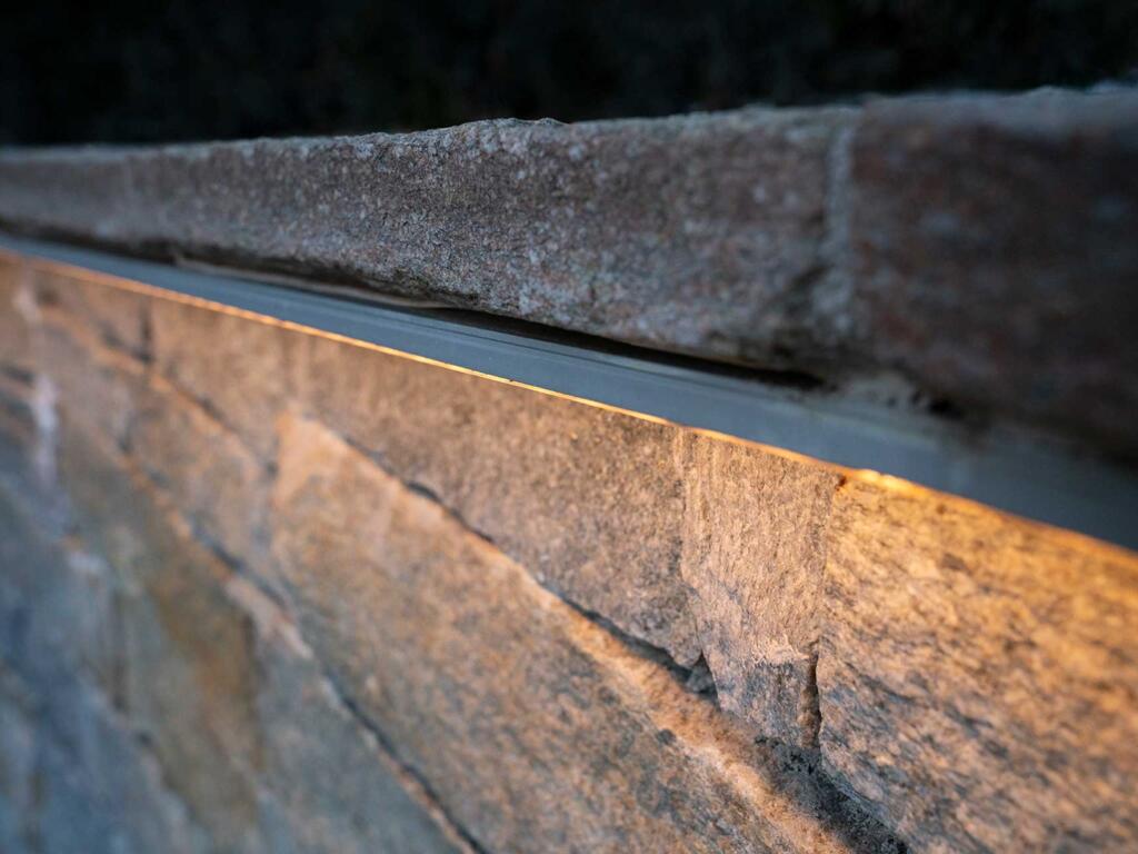 Stylische Beleuchtung für rustikale Natursteinmauer