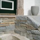 Naturstein zur Verblendung der Betontreppe mit Blockstufen
