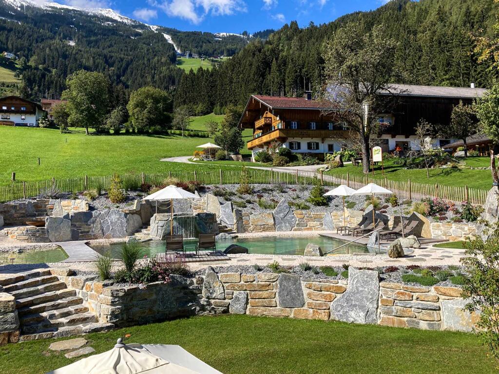 Gartengestaltung mit markanten Natursteinblöcken schafft  Komfortzonen für die Gäste