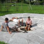 Karl Sailer nutzt Naturstein für Kraftplatz mit Fussbad