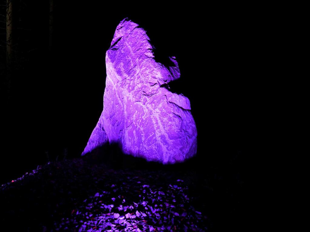 Be­leuch­tungs­kon­zept lässt Monolith in Farbe erstrahlen