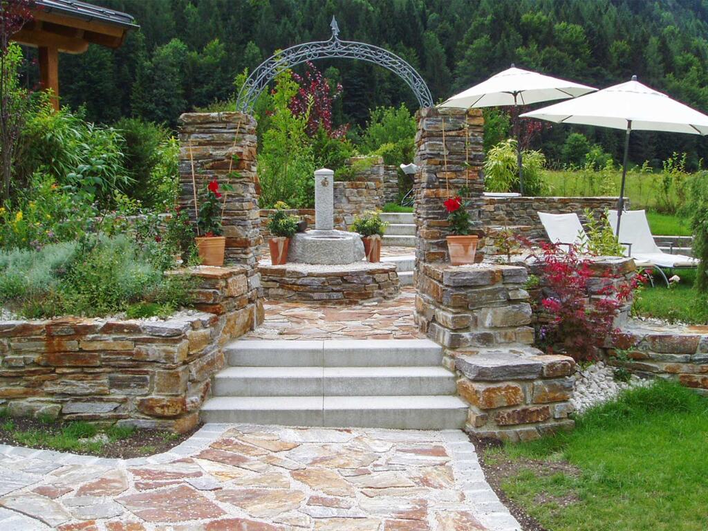 Naturstein ist vielfältig einsetzbar: Gartenmauer, Treppe, Pflasterung, Steinbrunnen
