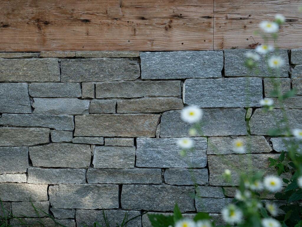 Beispiel für eine Trockenmauer aus grauem Naturstein