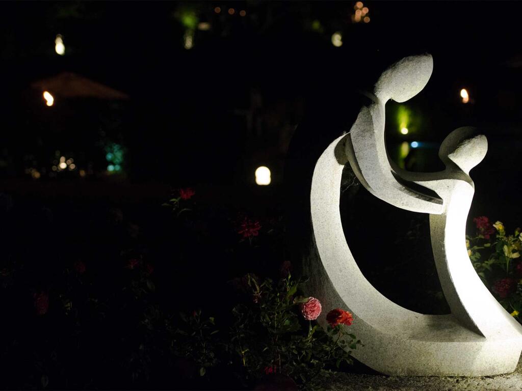 Skulptur aus Naturstein inszeniert durch indirekte Beleuchtung