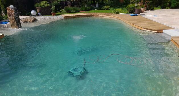 Reinigungsroboter helfen bei der Pflege des Naturpools