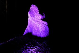 Be­leuch­tungs­kon­zept lässt Monolith in Farbe erstrahlen