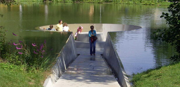 Karl Sailer hat eine Insel im Teich geschaffen, um auf Augenhöhe auf das umliegende Wasser zu schauen