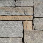Karl Sailer verbrämt Haus und Betonmauern mit rustikalem Naturstein