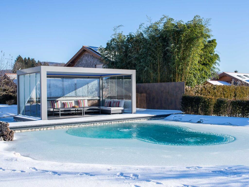 Ein Pavillon am Naturpool ist auch im Winter ein Platz an der Sonne