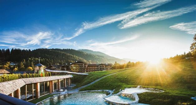 Sonnenaufgang am Naturbadesee beim Hotel Stanglwirt