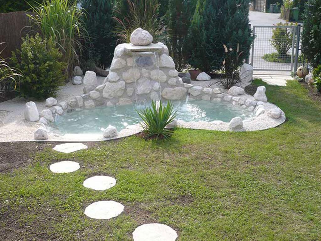 Anmutiger Gartenteich mit Wasserfall und Trittsteinen für kleine Gärten