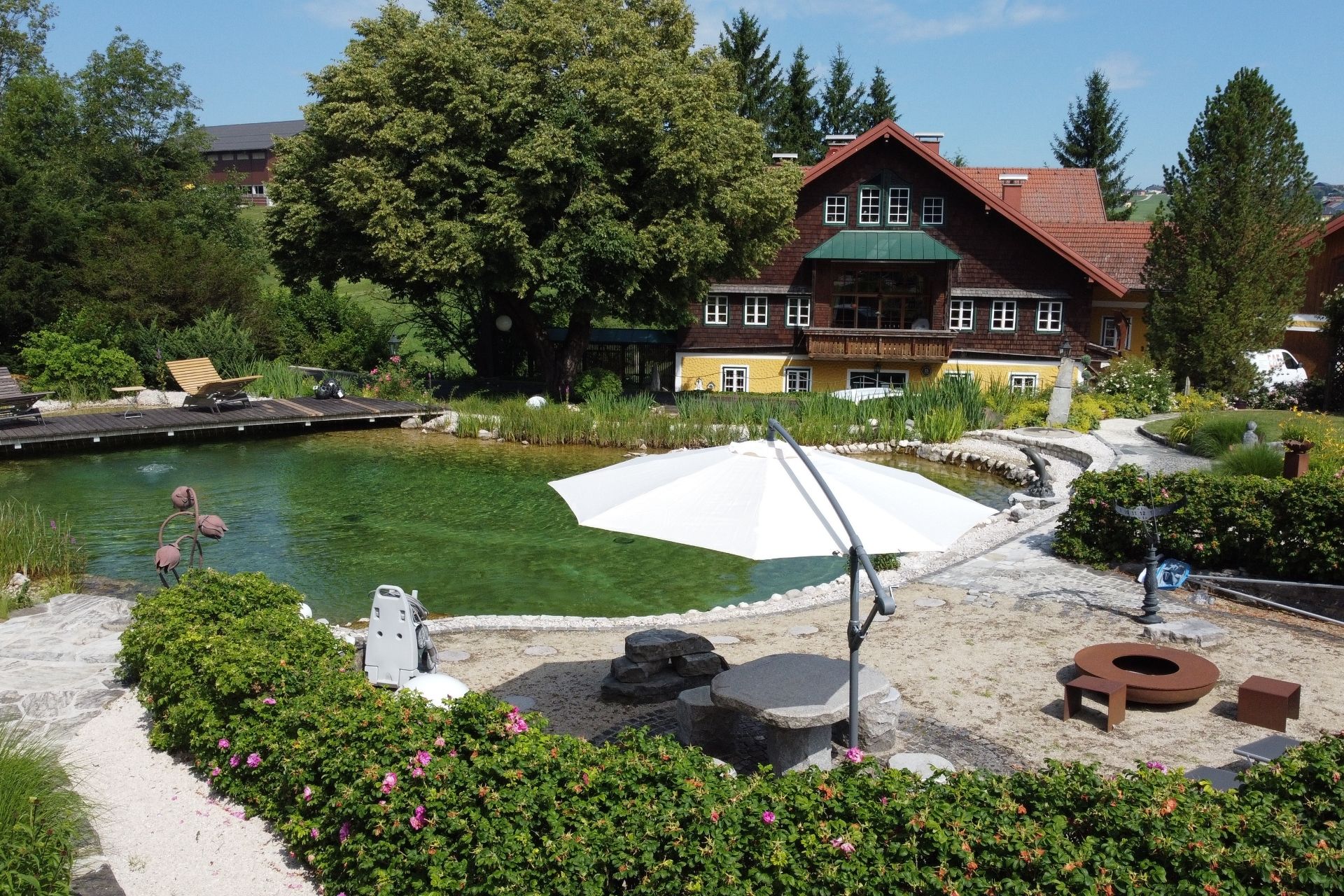 Seit 1980 erfreut der Schwimmteich in der Sailermühle Familie und Kunden Seit 1980 erfreut der Schwimmteich in der Sailermühle Familie und Kunden von Karl Sailer