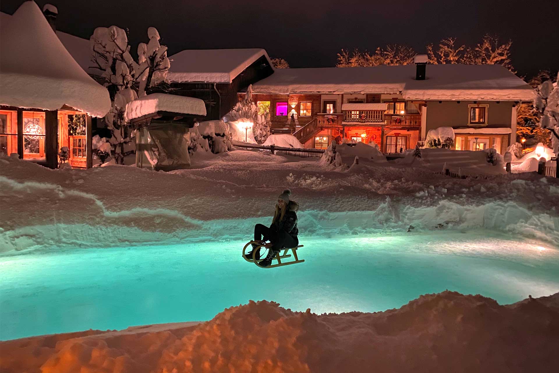 Türkis leuchtender Naturbadesee mit Eisdecke beim Chalet Bucher gewinnt VÖSN Foto-Award 2022
