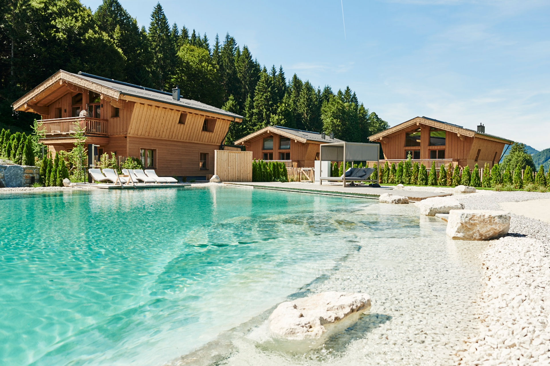 Naturbadesee ergänzt Chaletdorf La Soa in Tirol