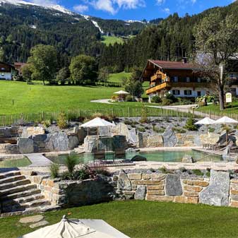 Alpiner Look für Gartenumgestaltung mit Schwimmteich